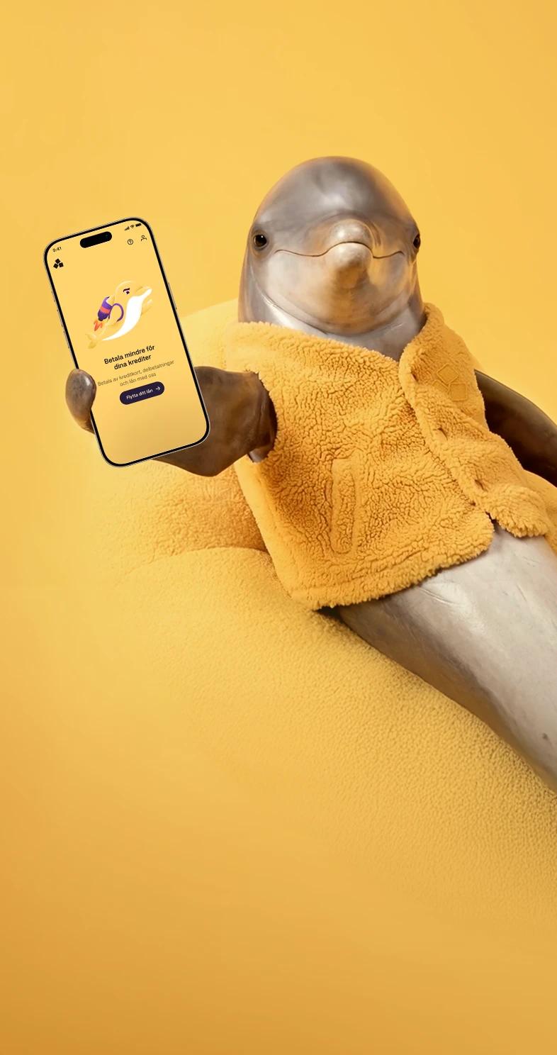 Anyfins maskot, Delfi, sitter i en badring på havsbotten